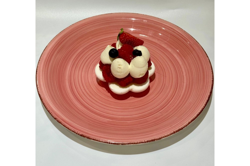 La Pavlova Fruits Rouges by Amandine Pâtisserie